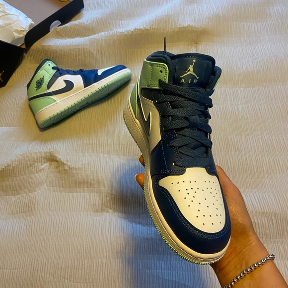 ‼️SOLD‼️ Air Jordan 1 Mid - Picture 3 of 10